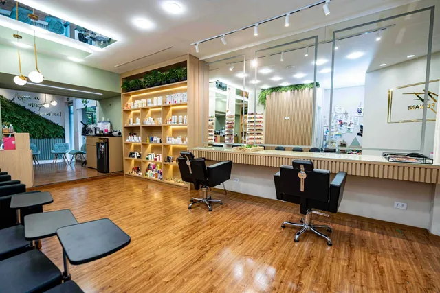 Bancada, espelhos e expositor de produtos do Studio
